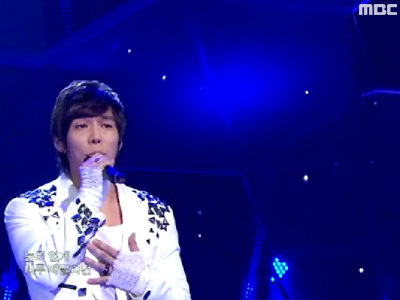 우주『어떡해』 클립 이미지