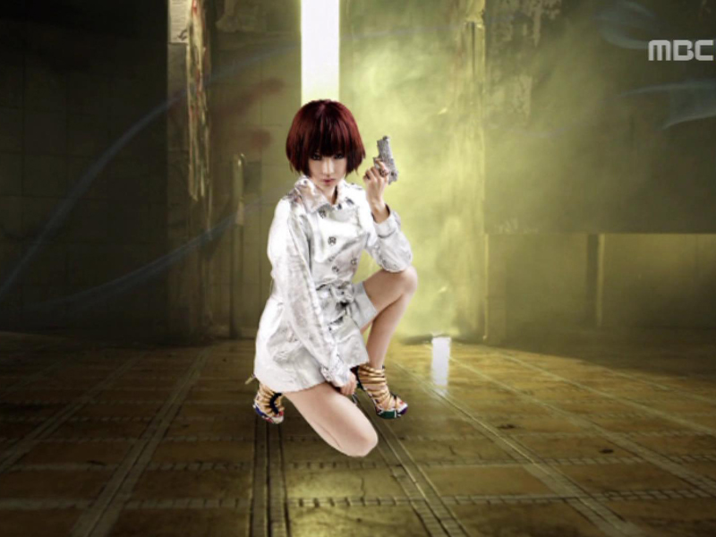 이정현『Intro + 수상한 남자』 클립 이미지