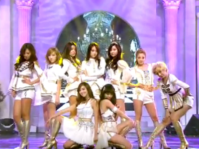 소녀시대 제복 하의실종룩 ‘재킷사이 배꼽노출’ 아찔 클립 이미지