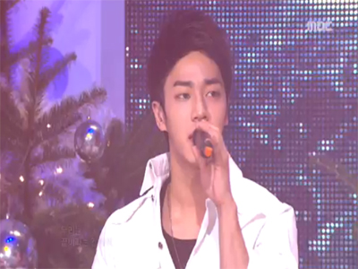 비스트 이기광 다리부상 불구 의자 투혼 클립 이미지