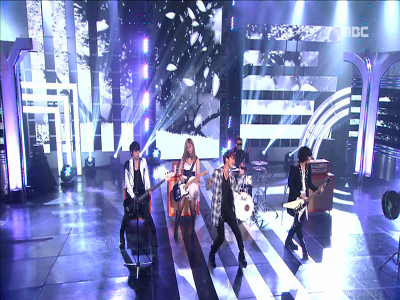 AXIZ 『날 안아 줘』 클립 이미지