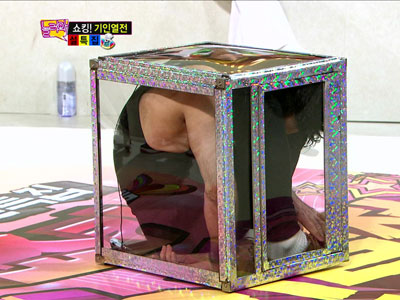 요기 다니엘, 유리상자에 들어가는 묘기 선보여 "유연성 인증"  클립 이미지