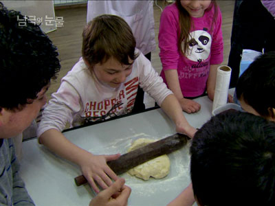 어머니와 함께 하는 "에스페란사 학교 수업" 클립 이미지