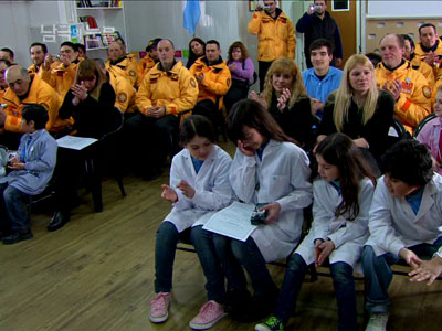 헤어짐을 아쉬워하는 에스페란사 마을 주민들 클립 이미지