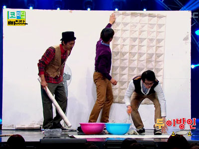 외국인에게도 무시당하는 두 이방인 '가관이다~!' 클립 이미지