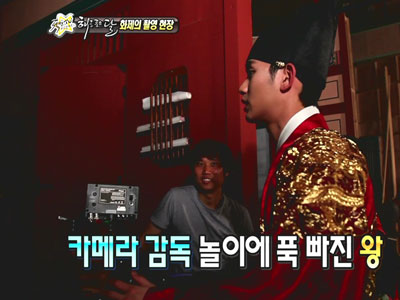 김수현, 카메라에 관심보이며 "감독 놀이" 클립 이미지