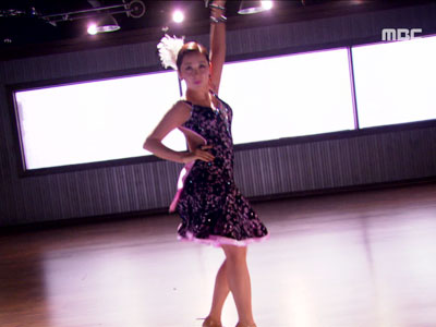 윤유선, 본인 찾아 "쌈바 댄서 변신" 클립 이미지