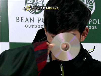 김수현, CD로 얼굴 가려 "소두 인증" 클립 이미지