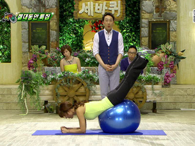 김준희, 동안 유지하는 전신 운동법 '다리를 쭉!' 클립 이미지