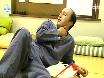 김광규-신성우, 셀프 관장에 당황 '민망+어색'  클립 이미지