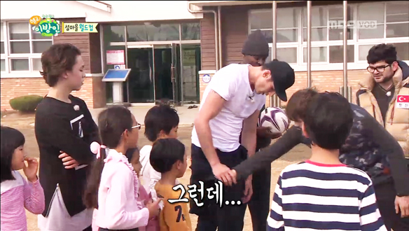 줄리엔강 대형참사- 바짓가랑이 찢어지는 초유의 사태 '당황' 클립 이미지