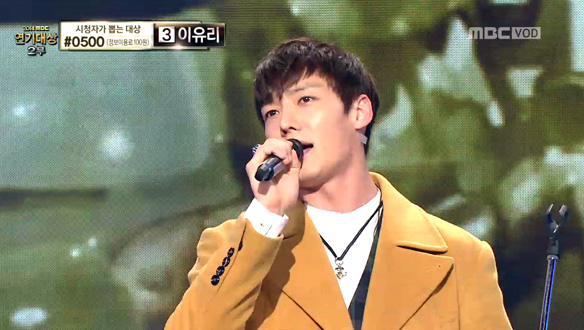 최진혁 감미로운 2부 축하무대, 외모+연기에 노래까지 삼박자가 완벽! 클립 이미지