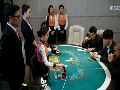 영달(김재중), 양하(임시완) 손바닥 위에서 사기도박 ‘절체절명 위기’ 클립 이미지