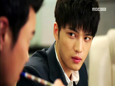 영달(김재중), 동수(이범수) 도움으로 '위기 모면!' 클립 이미지