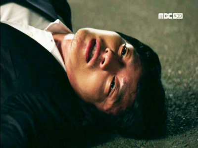 동수(이범수), 친동생 영달(김재중) 정체 모른채 피습..이대로 비극? 클립 이미지