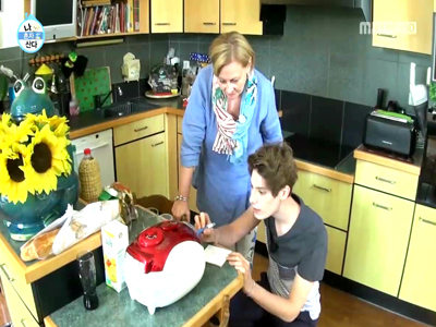 파비앙, 삼촌에 한국 밥솥 선물…기쁨의 뽀뽀세례  클립 이미지