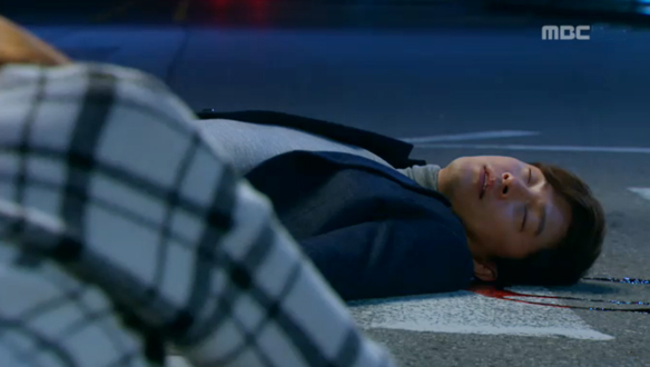 "지연아, 위험해!"…일현(안재모), 교통사고 위기 지연(강성연) 구하다 '죽음 위기' 클립 이미지