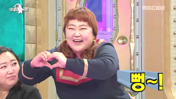 역대급 개인기 퍼레이드! 홍윤화 마성의 개인기 "똑!딱!뻥!" 대폭소 클립 이미지