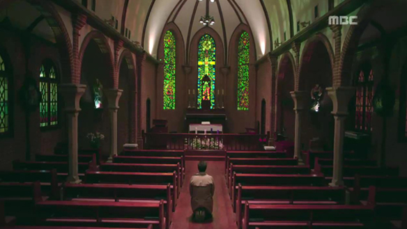 "제 죄가 뭐냐고 물으신다면!"…기범(정웅인), 영화 '약속' 패러디하며 성당서 '오열' 클립 이미지