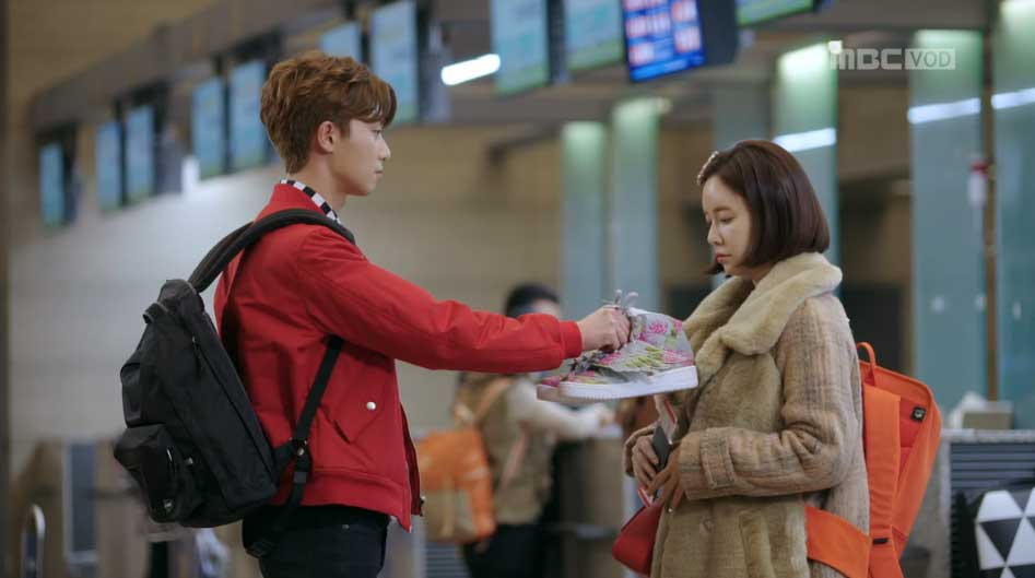 존홉킨스로 떠나는 리진(황정음)을 배웅하러 공항에 나온 리온(박서준) 일가 클립 이미지