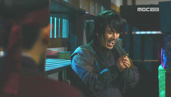 "무엇과도 바꾸지 않을 보물"-신율(오연서), 옥패 소중히 여기는 왕소(장혁)에 '감동'  클립 이미지