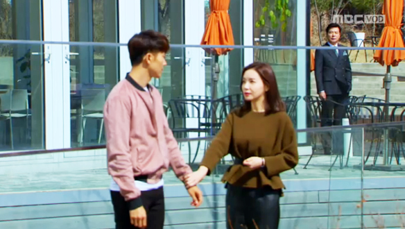 "당신 손으로 끝내버려요", 현우(현우성), 증거 담긴 USB 정임(박선영)에게 건네 클립 이미지