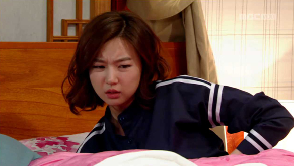 "배가 아파요"…윤희(하연주), 갑작스러운 복통 호소  클립 이미지