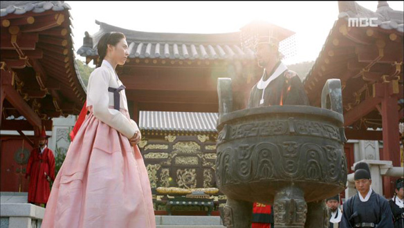 "조선은 다시 새로운 시작을 하게 될 것이오!" … 광해(차승원), 정명(이연희)와 찬수개화식 위엄 있는 포부  클립 이미지