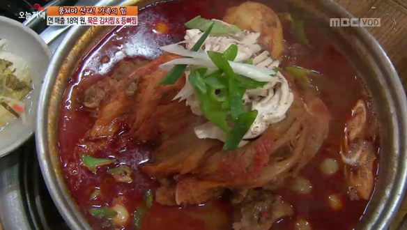 하얀 쌀밥에 얹어먹으면 맛이 두 배! 묵은지 김치찜 맛집 클립 이미지