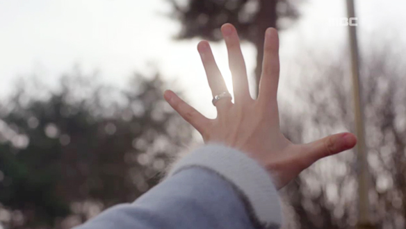 "진짜 예쁘다!"…현지(민아)♥성민(이민혁), 설렘 가득 풋풋한 연애 '커플링 맞췄다' 클립 이미지