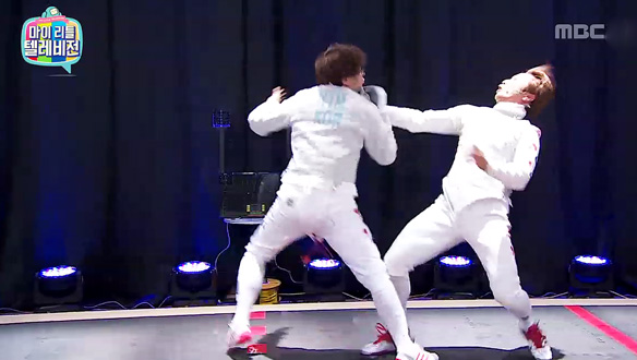 '펜싱의 품격' 김정환 - 모르모트 PD, 손 펜싱 대결에서 반전 순발력으로 의외의 접전! '폭소' 클립 이미지
