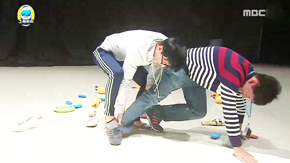  '우주 적응 훈련' 유재석 - 끈끈이에 붙어버린 신발 떼다 끓어오른 분노 참지 못하고 제작진에 '복수' 클립 이미지