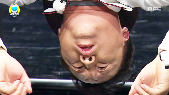 '식신 클래스' 정준하 - 물구나무 상태에서도 야무지게 먹는 무서운 소화력! '식신은 영원하다' 클립 이미지