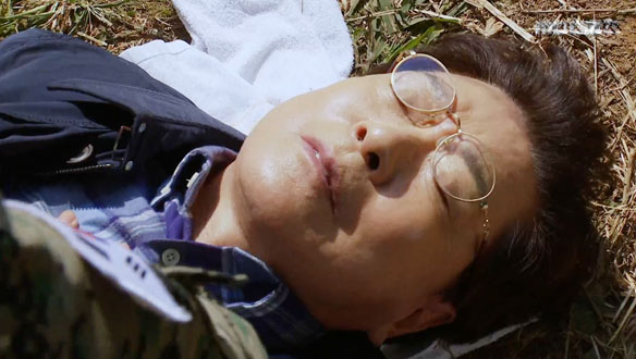 "벌에 쏘여서 쇼크가 온 것 같은데.." 벌에 쏘인 강덕상(이정길) 구한 강별(주인정) [1회] 클립 이미지