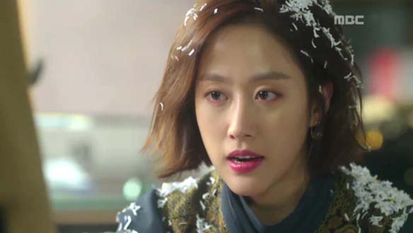 "넌 내 아바타였다"…냉소하는 혜주(전혜빈)에 폐지 뒤집어씌우는 금주(최지우) 클립 이미지