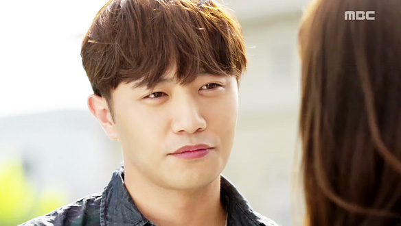 "가끔씩 너 남는 시간 좀 빌려줘."…과거 이경(이요원)에 대시하는 건우(진구) '사랑의 시작' 클립 이미지