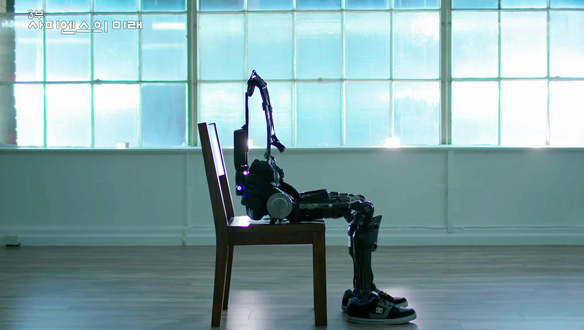 사용자의 의도를 파악해 움직일 수 없는 사람을 움직일 수 있게 도와주는 외골격 로봇 '피닉스'