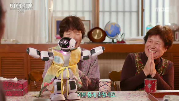 사람 대신 인공 지능 로봇 '파르미'에게 위로받고 있는 노인들