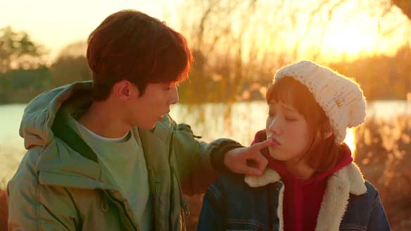 "내가 항상 놀아줄게"…슬럼프 겪는 복주(이성경)의 '5분 대기조' 준형(남주혁) 클립 이미지