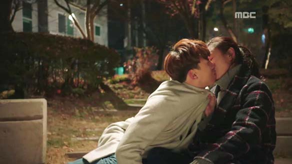 "나 좋아해요?"…성은(장영남), 고백하는 대호(강기영) 멱살 잡고 '박력 키스' 클립 이미지