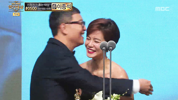 황금 연기상 연속극 - 남편 김호진에게 상 받은 김지호, “가화만사성 식구들과의 6개월, 행복 했다“