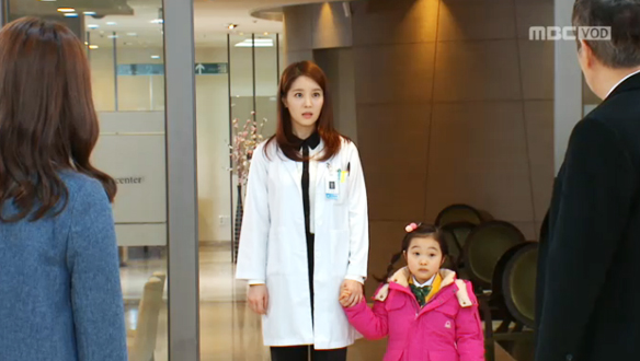 "엄마라니..?", 태희(손성윤)를 엄마라 부르는 자두보고 놀란 동천(한진희) 클립 이미지