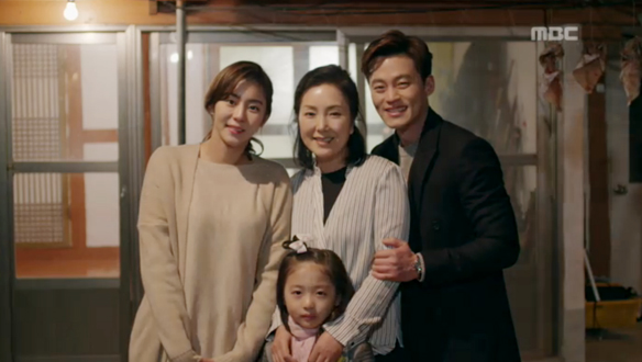 "사진 한 장만 찍어 주세요"…지훈(이서진), 미란(이휘향)과 함께 가족사진 찍어 '애틋' 클립 이미지