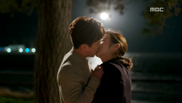 "앞으로 행복하게 잘 살아요"…지훈(이서진)♥혜수(유이), 눈물의 이별 키스 클립 이미지