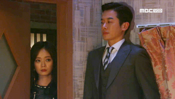 "대체 어딨는 거야", 선우(최필립), USB 훔치기 위해 승리(전소민) 집 몰래 들어가 뒤져 클립 이미지