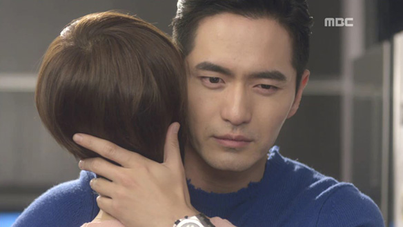 "오늘만 블랙 해. 안아줘"…블랙(이진욱)♥스완(문채원), 서로의 마음 감추고 애틋한 포옹 클립 이미지