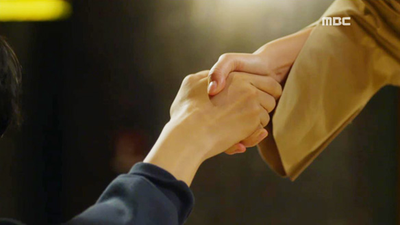 "괜찮아요?"…인파에 둘러싸여 공황상태 오는 수호(류준열) 도운 보늬(황정음) 클립 이미지