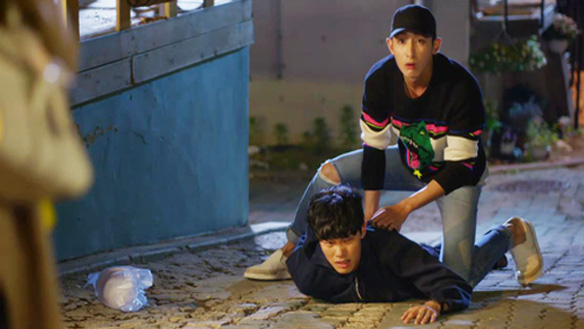 "누나, 경찰 불러!"…현직 운동선수 건욱(이수혁), 수호(류준열)와 육탄전 '변태 오해' 클립 이미지