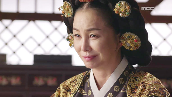 "주상이 이 일을 알고 있느냐?"…문정왕후(김미숙), 명종(서하준) 견제 위해 역병 조작 '회심의 미소' 클립 이미지