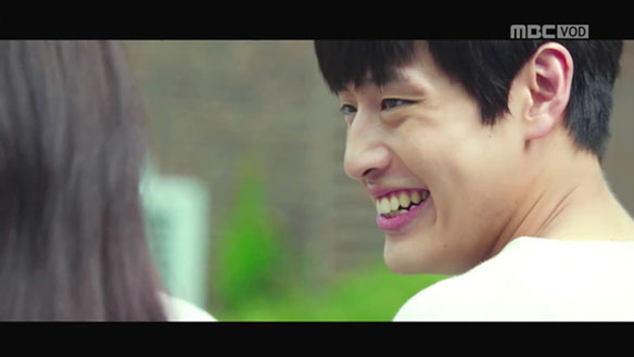 부드러운 웃음의 '바른 생활 청년' 강하늘, 감출 수 없는 강렬한 연기 내공! 클립 이미지